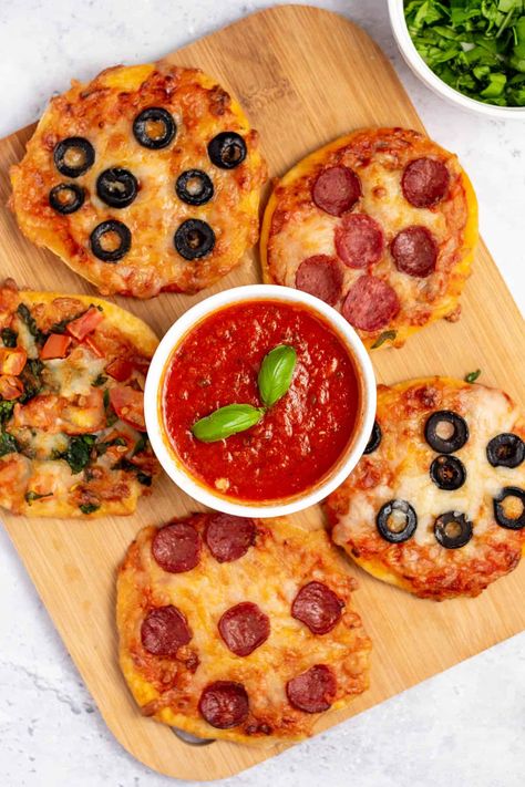 Easy Mini Pizzas are the ultimate party food! These little pizzas are perfect for a quick kids' dinner or snack, or any event where finger foods are the main attraction. From Super Bowl to slumber parties to New Year's Eve and more, mini pizzas are sure to please your crowd! via @myminichefs Mini Pizza Aesthetic, Fun Pizza Recipes, Mini Pizza Recipes, Kids Pizza, Recipes Pizza, Pizza Dough Recipe Easy, Kids Dinner, Mini Chef, Mini Pizzas