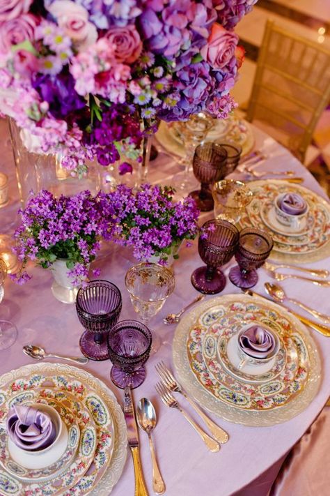 purple delight Wedding Table Settings Purple, Purple Table, Tafel Decor, Beautiful Tablescapes, Table Scapes, Bride Magazine, China Dishes, Beautiful Table Settings, Pretty Tables