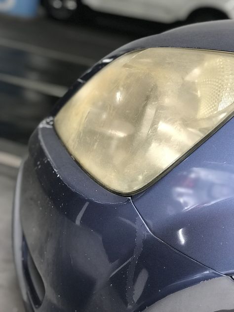 Clean Foggy Headlights, Headlight Restoration Diy, Polish Headlights, Cleaning Headlights On Car, Cloudy Headlights, Foggy Headlights, Diy Car Cleaning, Best Headlights, Headlight Cleaner