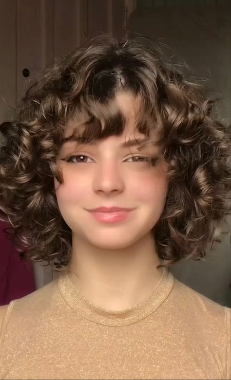 Chin Length 2c Curly Hair, Short Curly Haircuts Square Face, Cute Haircuts Short Hair, 2c Short Haircut, Curly Short Haircuts With Bangs, 2c Hair Short, Square Face Curly Hair, Curly Short Brown Hair, Short Curly Hair With Bangs Round Face