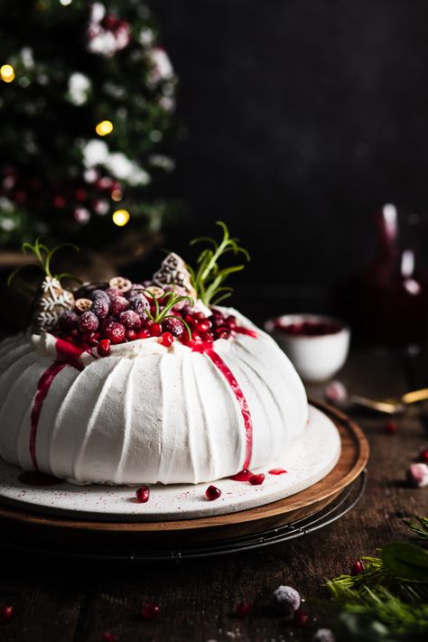 Best Pavlova, Pavlova Toppings, Tarts Chocolate, Christmas Pavlova, Cranberry Pomegranate, Pavlova Dessert, Pomegranate Sauce, Pavlova Cake, Meringue Pavlova