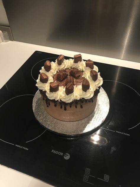 Layer Cake Kinder Bueno Kinderbueno Cake, Bueno Cake, Mini Cakes Birthday, Bday Girl, 17th Birthday, Mini Cakes, Layer Cake, Birthday Cakes, Love Food