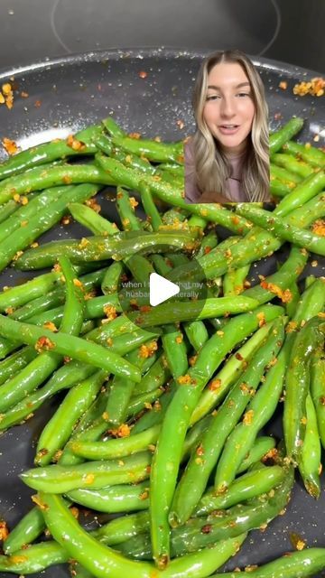 Cailee Fischer on Instagram: "The highly requested green bean recipe!!!! Recipe deets below 🫶🏻 What you’ll need: 1, 12 oz bag of trimmed green beans 2 tbsp butter 2 tbsp chili onion crunch (from Trader Joe’s) Sprinkle of garlic powder Sprinkle of salt Instructions: 1. In a pan on medium heat add the green beans and 1/4 cup of water. Cover with a lid and let it steam about 4 minutes. Make sure not to overcook them otherwise the beans will all fall out! 2. Remove the lid and let the rest of the water evaporate. This takes about 1-2 minutes. 3. Add the butter and mix. 4. Once melted add the chili onion crunch and mix. 5. Season with garlic powder and salt to taste and enjoy!" Yellow Green Beans Recipe, Bush Bean Recipes, Green Beans In A Bag Recipe, Green Beans For Christmas Dinner, Chili Onion Crunch Green Beans, Chili Crisp Green Beans, Green Beans In A Bag, Green Beans Recipe Healthy, Green Beans And Rice Recipes