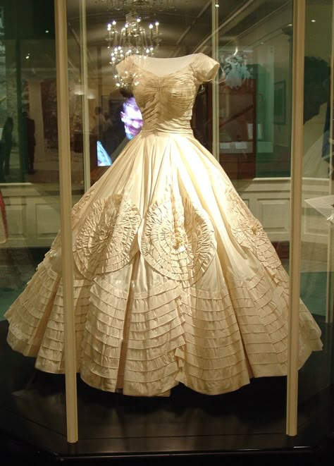 Jacqueline Kennedy's Wedding Dress by African-American designer Ann Lowe, New York  1953 Ann Lowe, Gaun Abad Pertengahan, Old Dress, Iconic Weddings, Vintage Gowns, Vestidos Vintage, Vintage Bride, Vintage Bridal, Moda Vintage