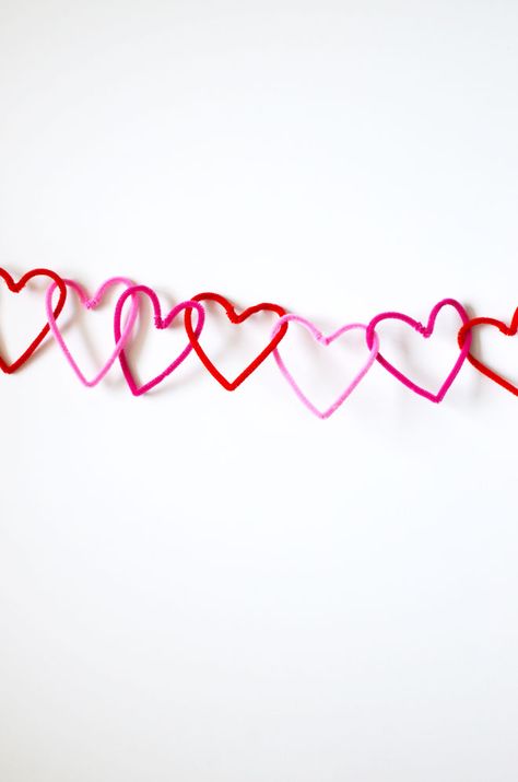 DIY Interlocking Heart Chain Garland using Pipe Cleaners Aesthetic Party Decorations Diy, Heart Decor Aesthetic, Valentine Garland Ideas Easy Diy, Valentines Day Pipe Cleaner Crafts, Valentines Diy Garland, Vday Themed Party, Diy Pink Decorations Party, Valentine’s Decorations Diy, Pipe Cleaner Garland