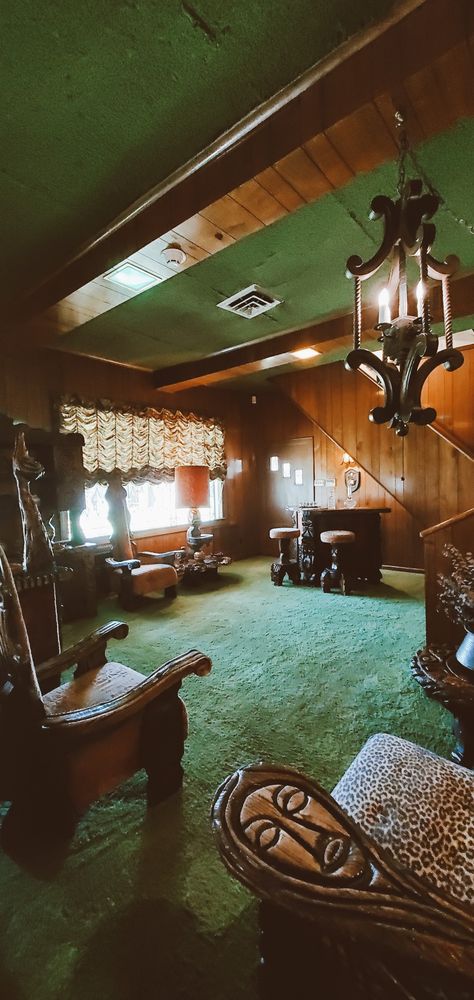 Elvis Jungle Room, Graceland Living Room, Jungle Room Graceland, Graceland House, Graceland Tv Show, Jungle Room Decor, Graceland Inside, Jungle Room, Inspired Living