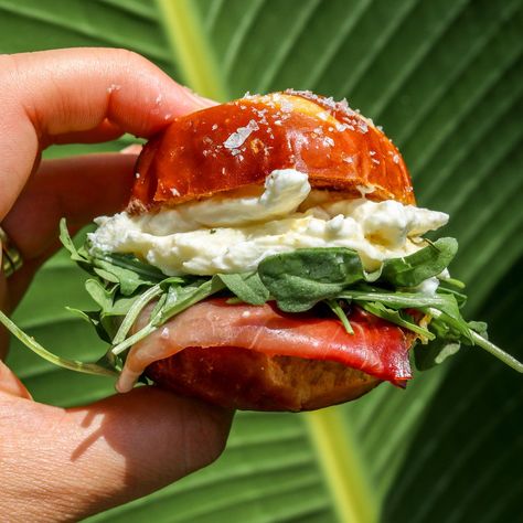 Prosciutto & Burrata Sandwich Sliders with Fig Jam & Arugula Prosciutto Burrata Sandwich, Beach Sandwiches, Easy Italian Appetizers, Burrata Sandwich, Burrata Recipes, Prosciutto Burrata, Sandwich Sliders, Prosciutto Sandwich, Italian Appetizers Easy