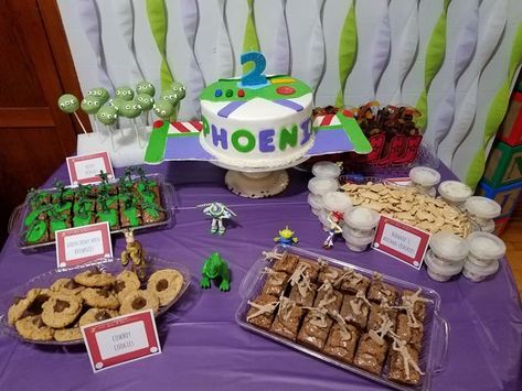 Dessert table. Toy story party. Buzz lightyear. Little green men, brownies, cake pops. Birthday cake Toy Story Brownies, Buzz Lightyear Dessert Table, Cake Pops Birthday, Buzz Lightyear Birthday, Brownies Cake, Cowboy Cookies, Story Birthday, Toy Story Birthday Party, Birthday Disney