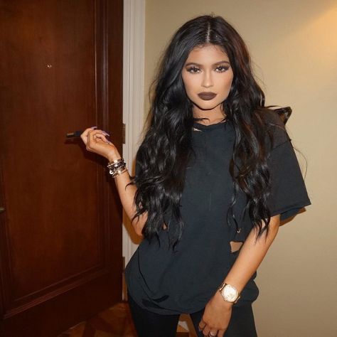 Kylie Jenner's dark brown lipstick Maquillaje Kylie Jenner, Moda Kylie Jenner, Maquillage Kylie Jenner, Kylie Jenner Fotos, Looks Kylie Jenner, Estilo Kylie Jenner, Kylie Jenner Makeup, Brown Lipstick, Kylie Jenner Style