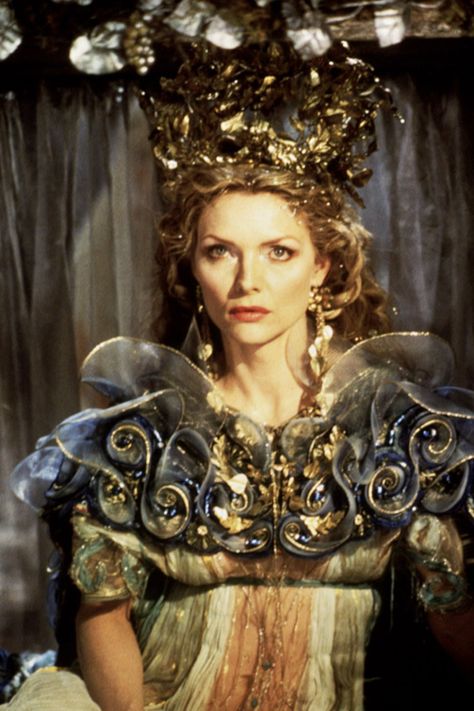 "A Midsummer Night's Dream" movie still, 1999.  Michelle Pfeiffer as Titania. Queen Of The Fairies, Midsummer Night's Dream, Fairy Queen, Michelle Pfeiffer, Theatre Costumes, Eva Green, Midsummer Nights Dream, Fantasy Costumes, Christian Bale