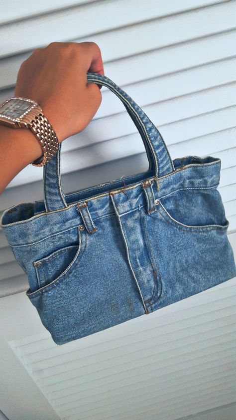 Denim Diy Bag, Jean Upcycle Ideas, Upcycle Clothes Jeans, Denim Bags From Jeans Diy, Jeans Into Bag, Denim Purse Diy, Diy Jean Purse, Denim Diy Projects, Diy Denim Purse