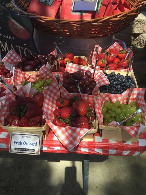 Fresh berries at a Farmers Market birthday party! See more party ideas at CatchMyParty.com! Picnic Farm Party, Picknick Birthday Ideas Kids, Farmers Birthday Party, Picnic Party Theme Ideas, Farmer's Market Birthday Party, Farm To Table Birthday Party, Mini Farmers Market, Farm Fresh Birthday Party, Farmyard Party Ideas