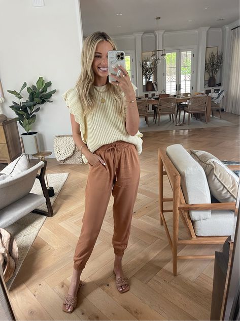 Tan Joggers Outfit Women Work, Jogger Work Outfit, Business Casual Joggers Outfit, Clinic Outfits, Joggers Outfit Fall, Joggers Outfit Women, Nowhere To Run, Total Girl, Jogger Pants Outfit