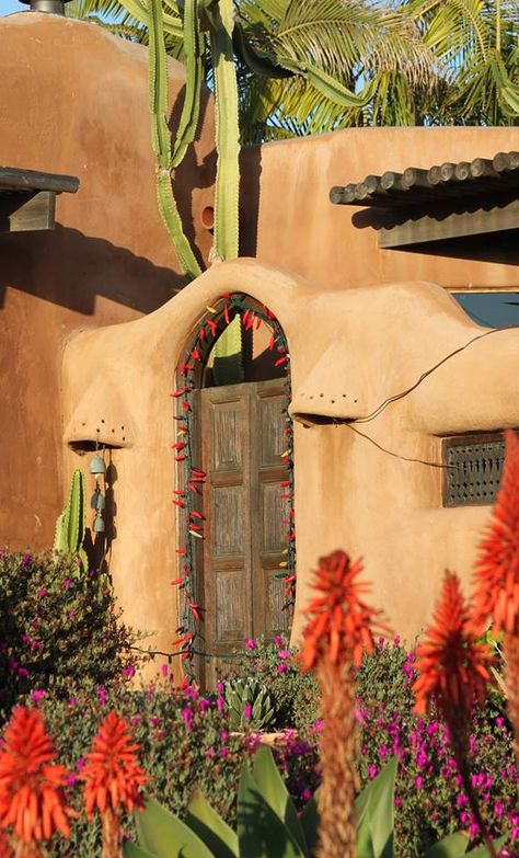 LOVE! Southwest-Style Pueblo Desert Adobe Home Modern Adobe House Exterior, Spanish Style Exterior Paint Colors, Adobe House Exterior, Modern Adobe House, Spanish Style Exterior, New Mexico Style, Adobe Home, Mexico Style, Adobe House