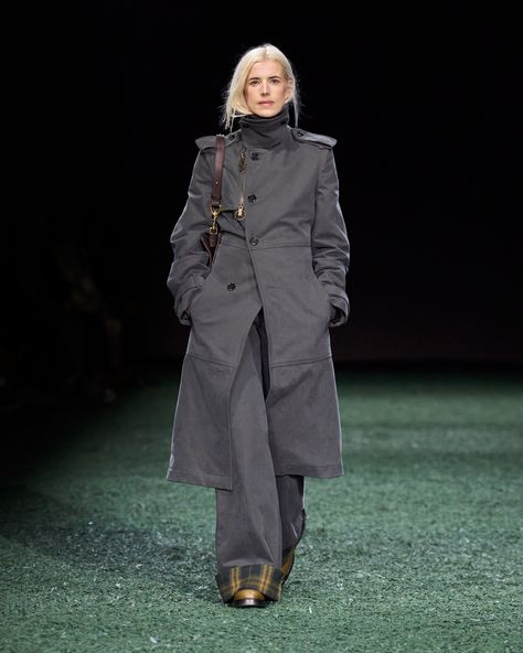 Winter 2024 Show | Burberry® Official Agyness Deyn, Edie Campbell, London Fashion Weeks, Vogue France, Burberry Prorsum, Fame Dr, Amy Winehouse, Naomi Campbell, Fall 2024