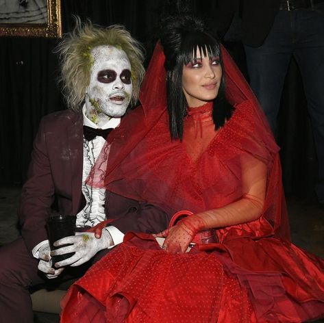 Celebrity Couple Costumes, Beetlejuice Halloween Costume, Lydia Beetlejuice, Beetlejuice Costume, Cheveux Oranges, Halloween Parejas, Best Celebrity Halloween Costumes, Annual Halloween Party, Celebrity Halloween