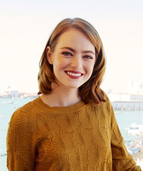 Emma Stone Is Now Rocking A Pixie — & We Are Crazy Stupid In Love #refinery29 http://www.refinery29.com/2016/10/126428/emma-stone-pixie-haircut Emma Stone Haircut, Emma Stone Hair, Shoulder Length Bob Haircut, Emma Stone, Female Images, Pixie Haircut, Girl Power, Redheads, Her Hair