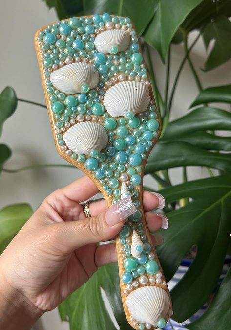 - Handmade seashell and pearl hair brush - Perfect for vanity, dressing room, bedroom, or bathroom decor.  - Bamboo bristles for scalp massage and anti-static properties.  - Unique gift for someone you know or for yourself! ** This item is intended to be a decoration, prop, or of occasional luxury use. The features are sealed into place, however, materials are naturally delicate. Room Decor Items Bedrooms, Mermaid Gift Ideas, Sea Room Decor, Easy Things To Make And Sell, Mermaid Gifts For Women, Bathroom Decor Seashells, Ocean-inspired Shell Gift For Summer, Mermaid Hair Brush, Seashell Perfume Bottle