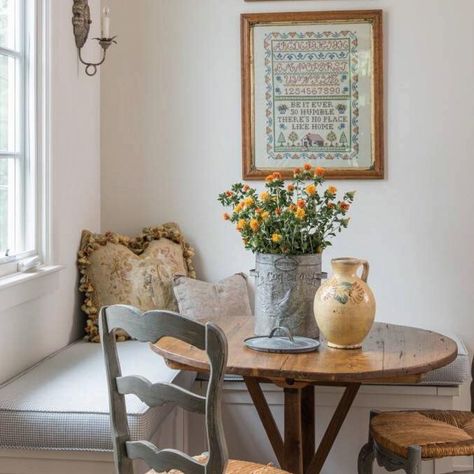 Corner Breakfast Nook Ideas, White Pedestal Table, Breakfast Corner, Corner Breakfast Nook, Cozy Kitchen Nook, Junk Chic Cottage, Beautiful Beach Houses, Breakfast Nook Ideas, Country Living Fair