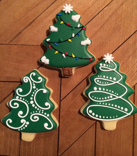 Simple Christmas tree cookies, sugar cookies, Christmas cookies Cake Decorating Icing, Delicious Christmas Cookies, Easy Christmas Cookie Recipes, Tree Cookies, Christmas Cookies Easy, Sugar Cookie Designs, Christmas Tree Cookies, Xmas Cookies, Christmas Cookies Decorated