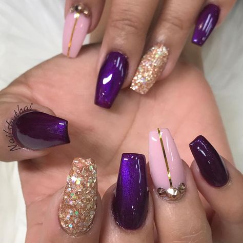 Purple and gold nails Nail Art Beige, Purple Nail Art Designs, Gold Gel Nails, Dark Purple Nails, Purple Nail Art, Gold Nail Designs, Gold Nail Art, Purple Nail Designs, Gold Nail