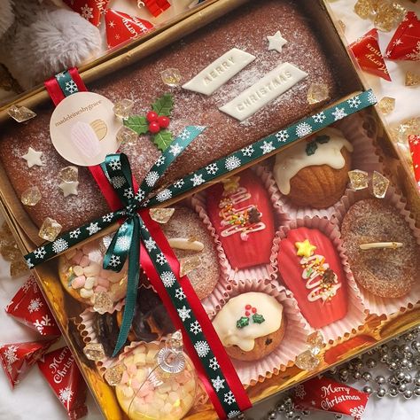 Christmas Box Dessert, Christmas Edition Packaging, Christmas Hamper Ideas Food, Christmas Baking Packaging, Madeleines Christmas, Financier Packaging, Christmas Cake Hampers, Christmas Madeleines, Madeleine Packaging