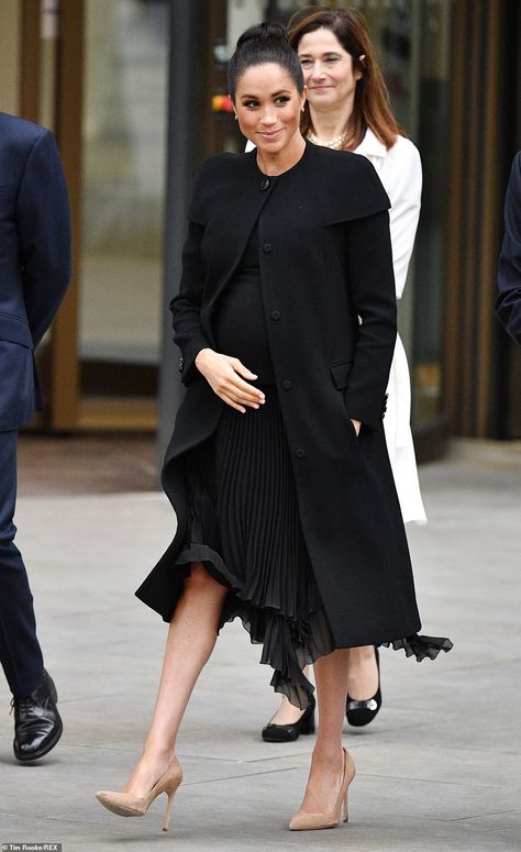 Estilo Meghan Markle, Meghan Markle Outfits, Princess Meghan, Prins Harry, Prince Harry And Megan, Meghan Markle Style, Principe Harry, Cute Maternity Outfits, Stylish Maternity Outfits