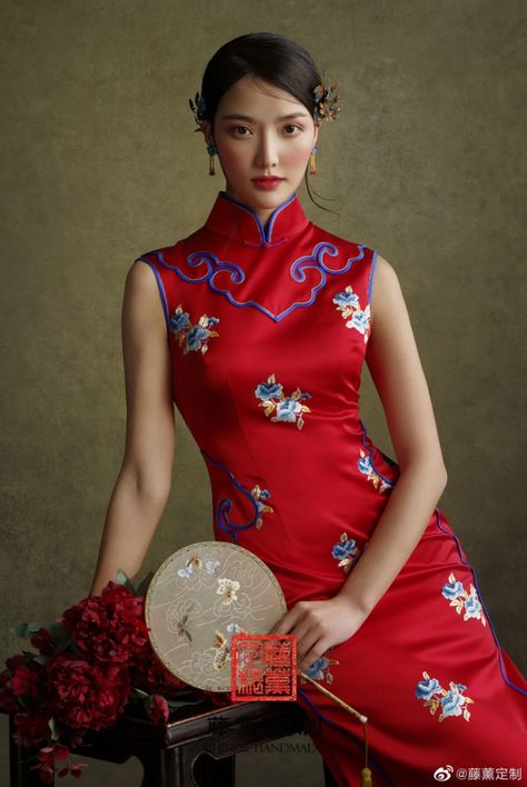 Fashion Editorial Poses, Editorial Poses, Chinese New Year Outfit, Chinese Gown, Beijing City, Traditional Chinese Clothing, Vietnam Dress, Chinese Traditional Dress, Asian Wedding Dress