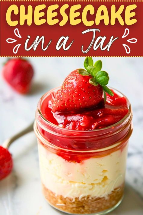 This recipe for cheesecake in a jar is the ultimate individual dessert! And since the recipe is no-bake, it's so easy to put together. Jar Deserts, Cheesecake Factory Pumpkin Cheesecake, Recipe For Cheesecake, Mason Jar Desserts Recipes, Cheesecake Cups Recipe, Jar Cakes, Jar Desserts, Bake Sweets, Clean Desserts