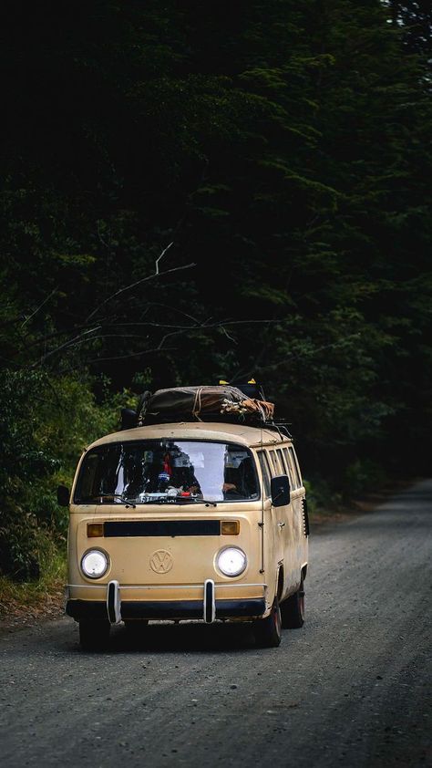 Vintage Vw Bus Wallpaper, Vw Van Wallpaper, Caravan Wallpaper, Vintage Volkswagen Bus, Journal Pictures, Volkswagen Vans, Android Wallpaper Dark, Camping Caravan, Volkswagen Van