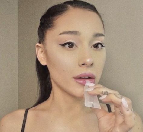 Ariana Grande Doe Eyes, Ariana Eyeliner, Ariana Makeup, Rem Beauty, Frankie Grande, Ariana Instagram, Lgbt Equality, Star Actress, Ariana Grande Style