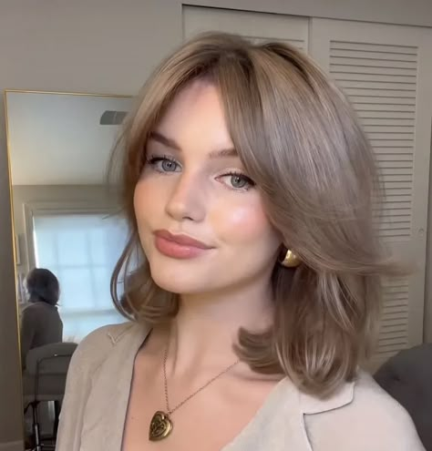 Short Butterfly Haircut - The BIGGEST TikTok Hairstyle Trend! Haircut Selfie, Medium Haircut, Photo Hijab, Layered Haircuts For Medium Hair, Cute Hairstyle, Hair Inspiration Short, Hairstyles For Layered Hair, Short Straight Hair, Hijab Girl