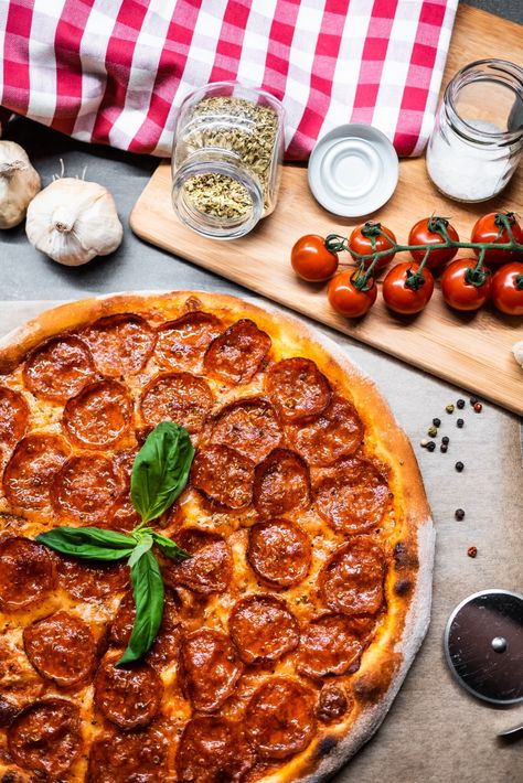 #Salami, #Pizza, #Baking, #Tomatoes, #Yummy Pizza Salami, Salami Pizza, Pizza Photo, Domino’s Pizza, Mama Mia, Pizza Recipes Homemade, Pizza Hut, Pizza Party, Homemade Pizza