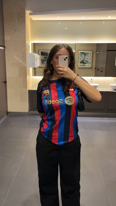 Bloke Core, Barcelona Shirt, Barcelona Jerseys, Football Jersey Outfit, Desi Fashion Casual, Jersey Outfit, Football Outfits, Fc Barcelona, Outfits Casuales