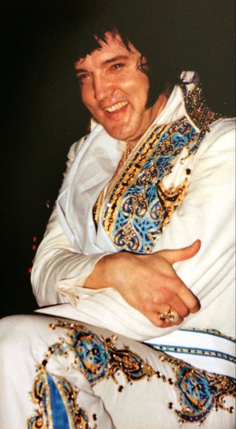 Elvis 1977 Rare Photos, Elvis Presley Last Concert 1977, Elvis Presley Last Concert, Elvis Smile, Elvis Presley 1977, Elvis Presley Films, Elvis Photos, King Elvis Presley, Elvis Presley Music