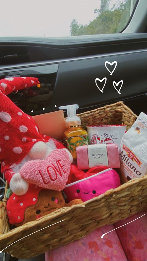 Valentines Gift Basket For Best Friend, Christmas Baskets For Girlfriend, Period Gifts For Girlfriend, Valentines Gift For Girlfriend Aesthetic, Valentines Day Gifts For Girlfriend Basket, Valentines Basket For Girlfriend, Bae Baskets Valentines, Valentines Day Boyfriend Gifts, Girlfriend Christmas Gifts Ideas Baskets