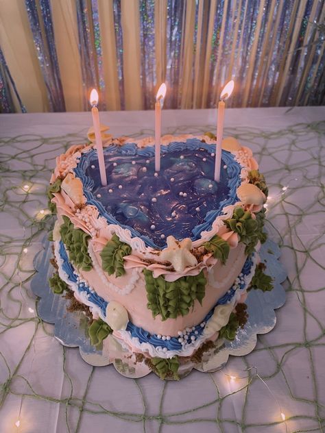 Mermaid Cake Aesthetic, Mermaid Vintage Cake, Mermaid Core Birthday Party, Ocean Birthday Party Ideas, Mermaid Birthday Aesthetic, Under The Sea Dinner Party, Beachy Cake Ideas, Deep Sea Cake, Mermaid Core Decor