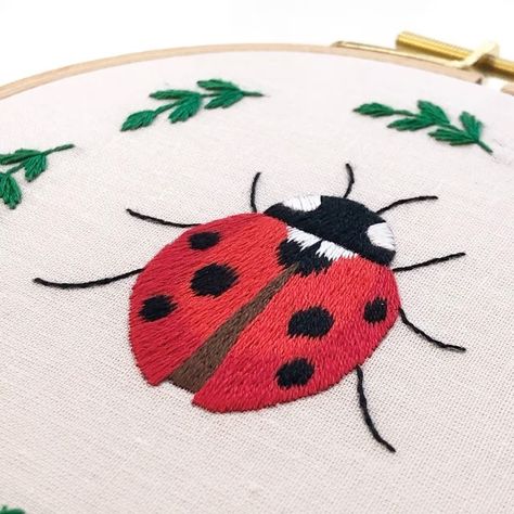 Hand Embroidery🌿Вышивка гладью on Instagram: “If, while watching this video, it seems to you that it is not at all difficult to embroider this cute beetle, then you are absolutely…” Beetle Embroidery, Ladybug Embroidery, Embroidery Video, Chicken Scratch Embroidery, Ribbon Embroidery Tutorial, Embroidery Lessons, Needlework Crafts, Hand Embroidery Patterns Flowers, Hand Embroidery Videos