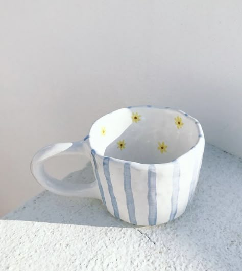 Mug Pottery Painting Ideas Aesthetic, Ceramic Mug Design Ideas, Mug Ceramic Painting, Painting Pottery Ideas Mugs, Diy Mug Painting, Easy Ceramic Painting, Pottery Painting Designs Mugs, Painted Mugs Ceramic, Ceramic Painting Mug