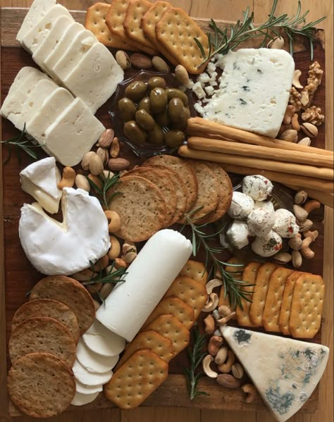 Vintage Charcuterie Board, Cheeseplate Cheese Boards, Cheeseboard Aesthetic, Cheese Board Aesthetic, Catering Ideas Food, Charcuterie Inspiration, Party Food Platters, Charcuterie And Cheese Board, Charcuterie Recipes