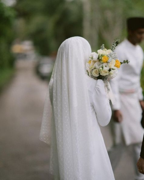 No Face Wedding Photo, Engagement Inspo Photos, Faceless Wedding Photos, Wedding Photoshoot Aesthetic, Melayu Wedding, Muslim Wedding Photos, Moodboard Wedding, Wedding Ootd, Pre Wedding Photoshoot Props