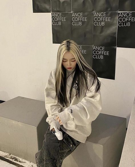 Hair Inspo Color Light Brown With Blonde, Top Hair Blonde Bottom Black, Types Of Dyed Hair, Blonde On Top Brown On Bottom, Top Blonde Bottom Brown Hair, Blonde Hair Korean, Black To Blonde Hair, Skunk Hair, Ulzzang Hair