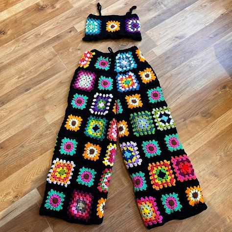 Crochet Pants Pattern, Granny Square Häkelanleitung, Patchwork Trousers, Crochet Project Free, Crochet Bottoms, Baby Dress Pattern, Granny Square Crochet Patterns Free, Crochet Pants, Beginner Crochet Tutorial