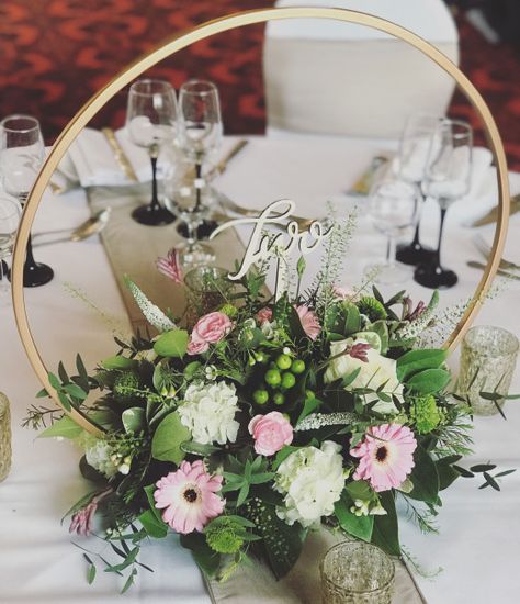 Gold Ring Centerpiece Wedding, Flower Hoop Centerpiece, Hoop Table Centerpiece, Hoop Centrepiece, Hoop Centerpiece Wedding, Diy Floral Hoop, Hoop Centerpieces, Christmas Floral Arrangements Diy, Hoop Centerpiece