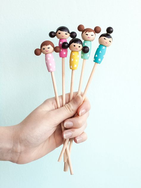 Wooden Peg People, Hobbies For Kids, Handmade Charlotte, Peg People, Wooden Doll, Diy Art Projects, Matryoshka Doll, Stir Sticks, Peg Doll