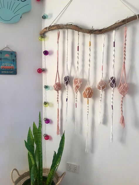 Crystal Crafts Diy, Macrame Crystal Hanger, Crystal Hanger, Crystal Crochet, Diy Crystal Crafts, Macrame Home, Unique Macrame, Crystal Room, Macrame Home Decor