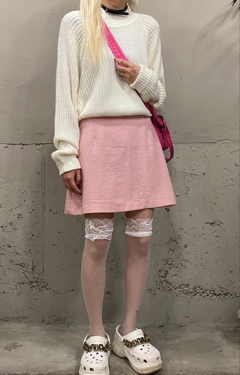 Skirt With Crocs, Crocs Outfit Aesthetic, Pink Crocs Outfit, Crocs Winter, Winter Outfit Cold Weather, Winter Outfit Cold, Outfit Cold Weather, Outfit Indie, Crocs Outfit