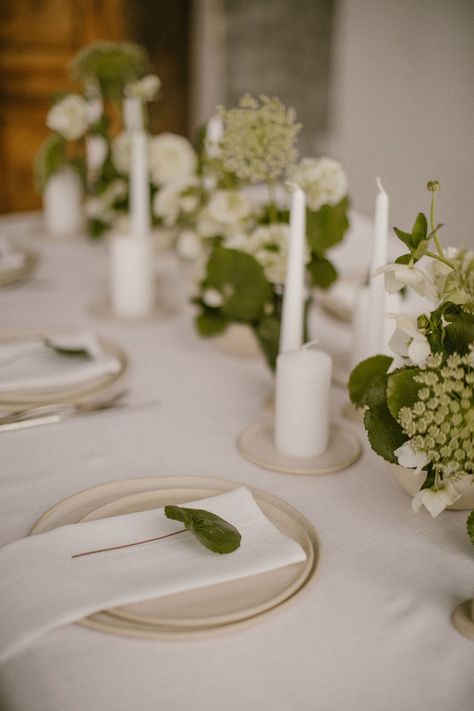 Simple Greenery Table Decor Wedding, Single Flower Wedding Table Decor, Simple Modern Wedding Table Decor, Linen Table Runner Wedding, Bud Vase Circle Table, Diy Wedding Linens, Green White Wedding Table, Ivory Tablecloth Wedding, Garden Wedding Table Setting