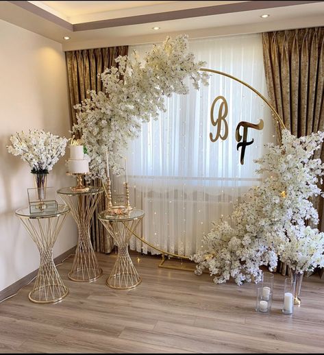 Wedding Ceremony Decor Outside, Katib Kitab Decor, White And Gold Engagement Party Decor, Modern Chic Wedding Decor Style, Engagement Party Decorations Elegant, Simple Engagement Decorations, Simple Nikkah Decor At Home, Backdrop Design Wedding, Engagement Decorations At Home