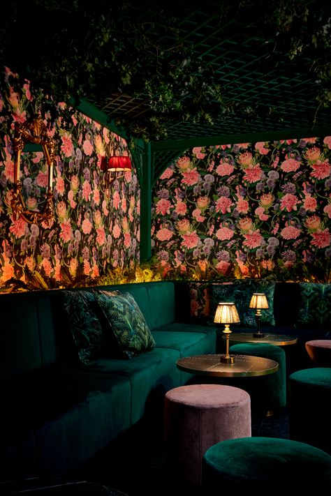 Dark green lounge of cocktail club with dark floral wallpaper, and velvet cushions on a green built in banquette and velvet stools Maximalist Floral, Art Deco Lounge, Savage Wallpapers, Green Art Deco, Maximalist Design, Deco Wallpaper, Bold Decor, Jungle Art, Tropical Patterns